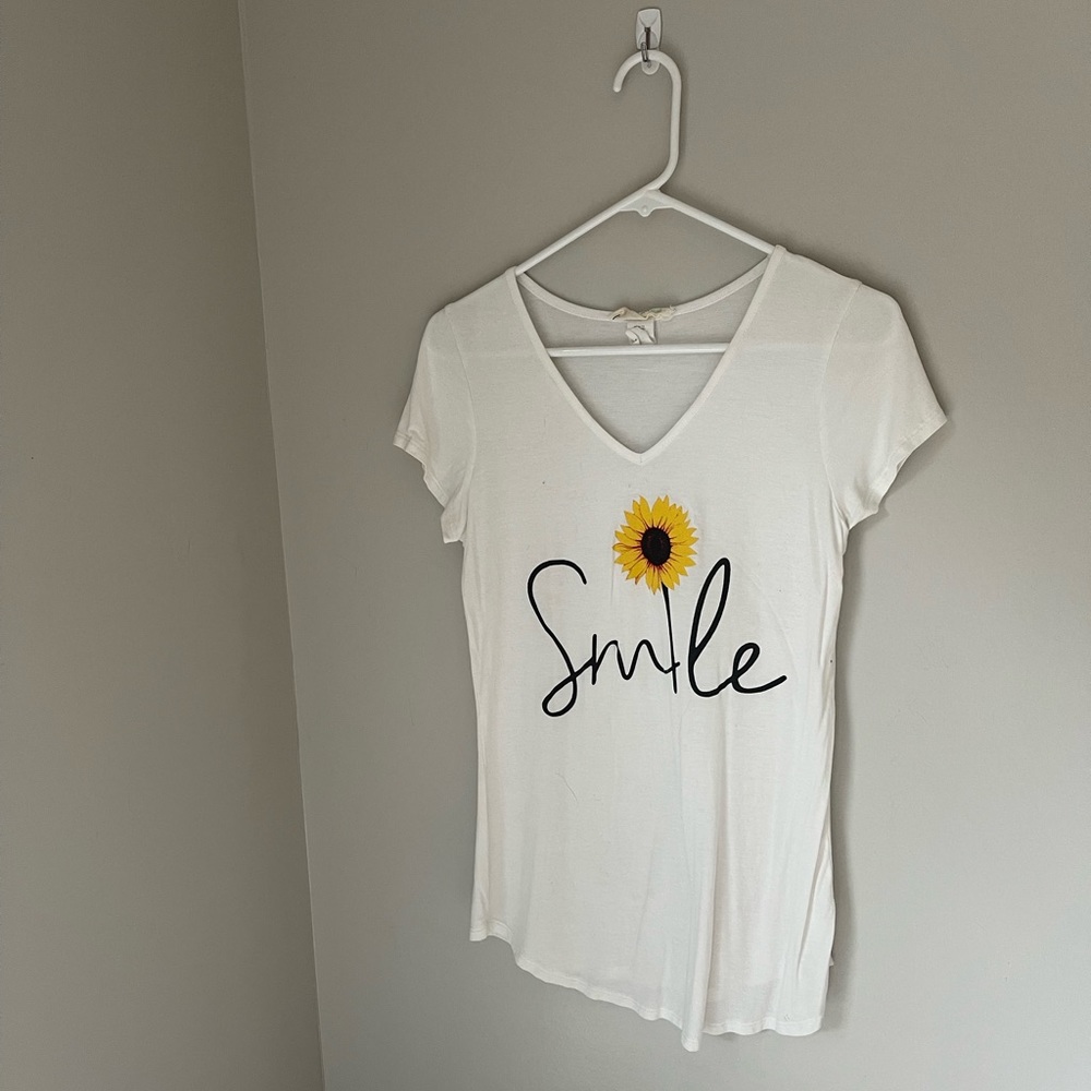 Smile V-Neck Graphic Tee! Size: Medium